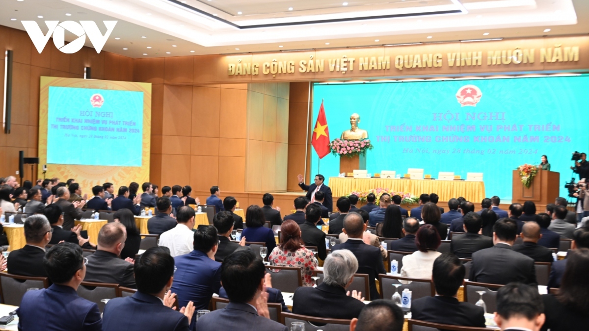 PM Chinh chairs conference on stock market development